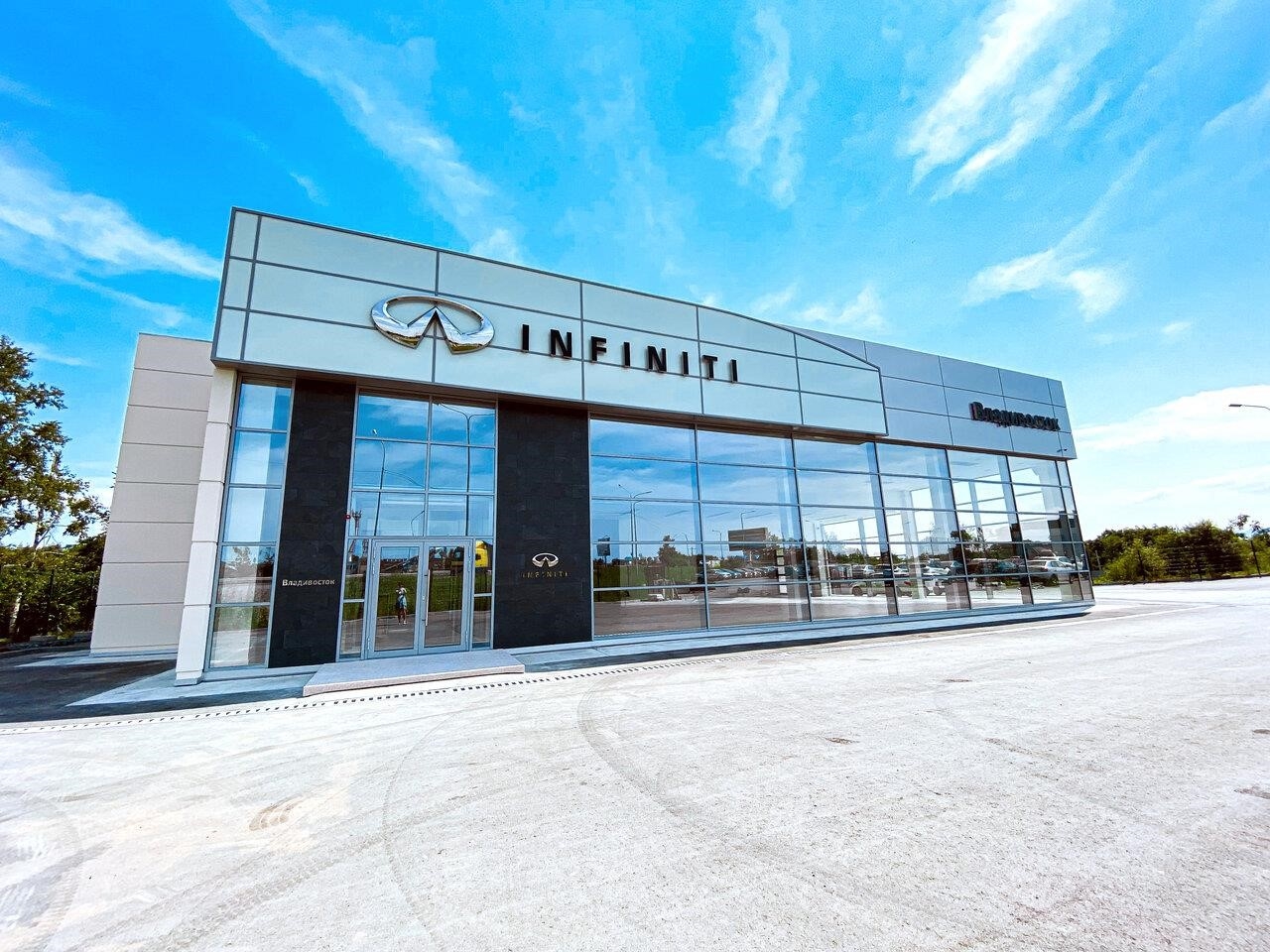 Официальный дилер Infiniti Автомир в Артеме улица Махалина 38